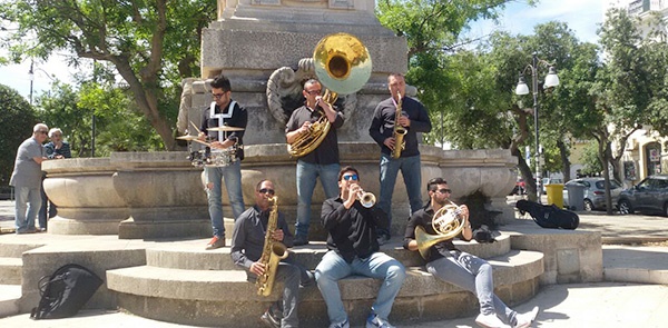 Fragile corteo e Salento Brass Band